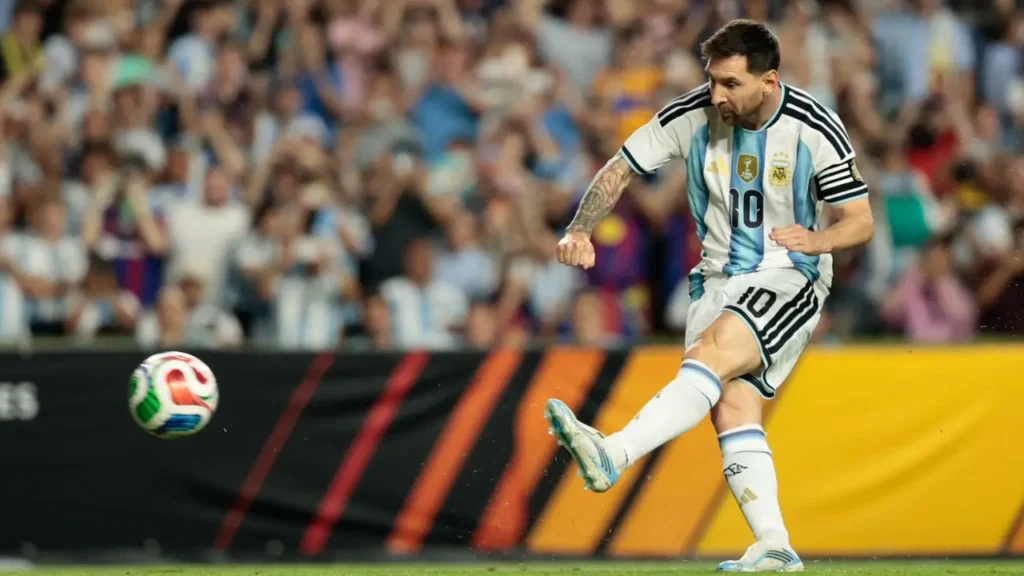 Stili e modi diversi del viale del tramonto di Lionel Messi e Cristiano Ronaldo 