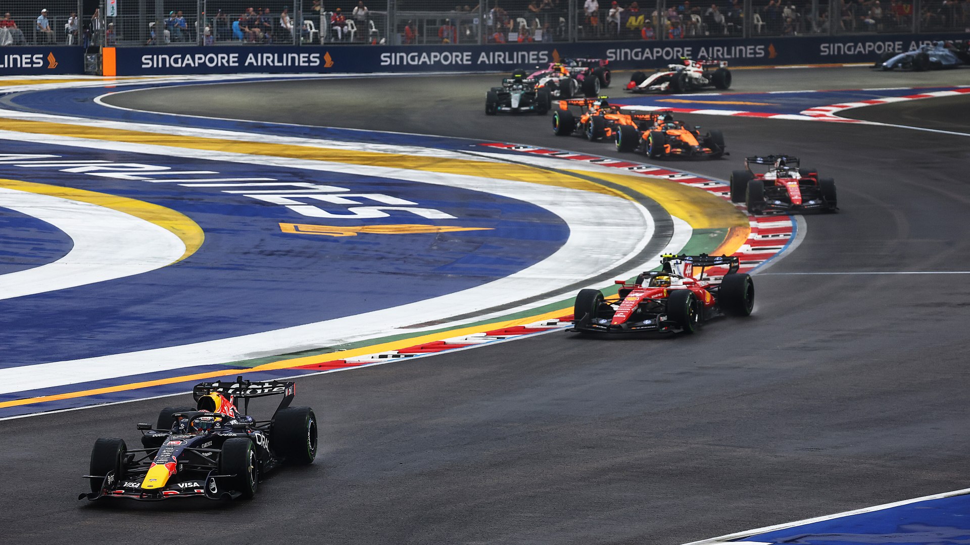Verstappen pigliatutto a Singapore seguito dalle due Ferrari e da Antonelli 