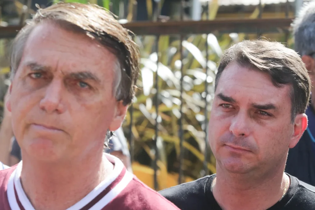 Sconfitto e ricercato: squallida uscita di scena di Flavio Bolsonaro 