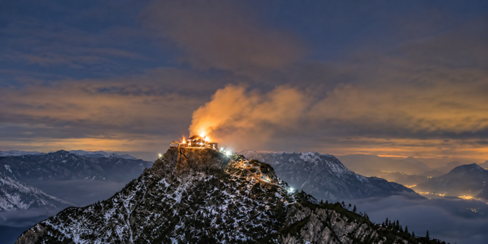 Le fiamme dell'inferno distruggono l'ultimo rifugio di Adolf Hitler
