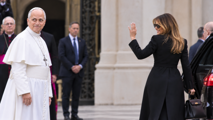La penultima di Trump: a precipizio nei sondaggi si inventa il sorpasso di Melania sul Papa