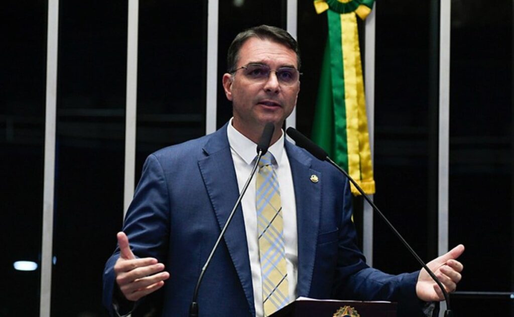 Sconfitto e ricercato: squallida uscita di scena di Flavio Bolsonaro 